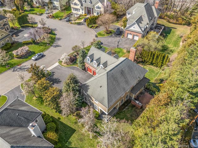 16 Mackay Way, Roslyn, NY 11576