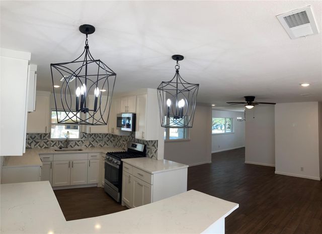 1409 Munn Drive, Ennis, TX 75119