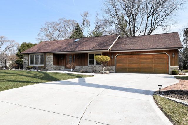 10570 W Pallottine DRIVE, Greenfield, WI 53228