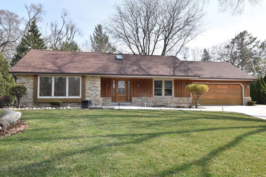 10570 W Pallottine DRIVE, Greenfield, WI 53228