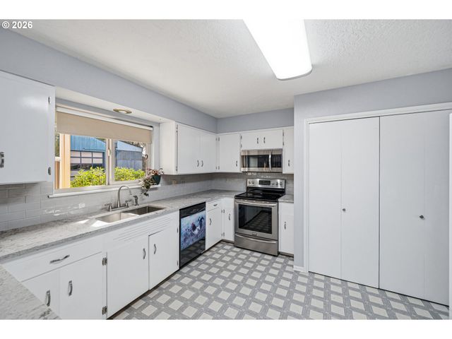 704 TOLIVER Rd, Molalla, OR 97038