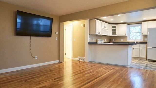 25 Halliden St, Stoughton, MA 02072