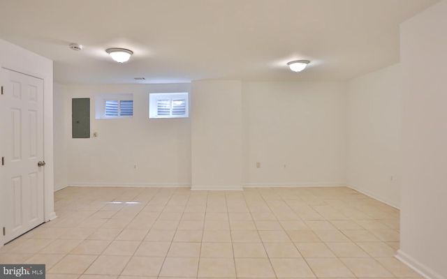 2402 WINDBREAK DR, Alexandria, VA 22306