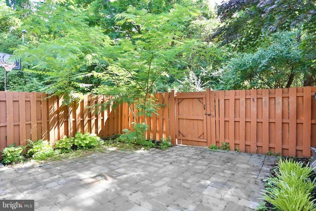 2402 WINDBREAK DR, Alexandria, VA 22306