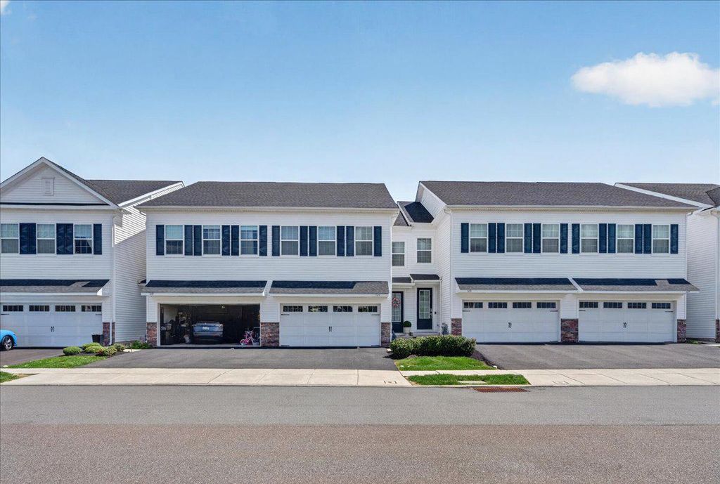 121 KNOCK HILL DR, Royersford, PA 19468