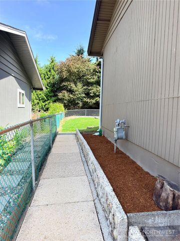 2420 SW 326th Street, Federal Way, WA 98023