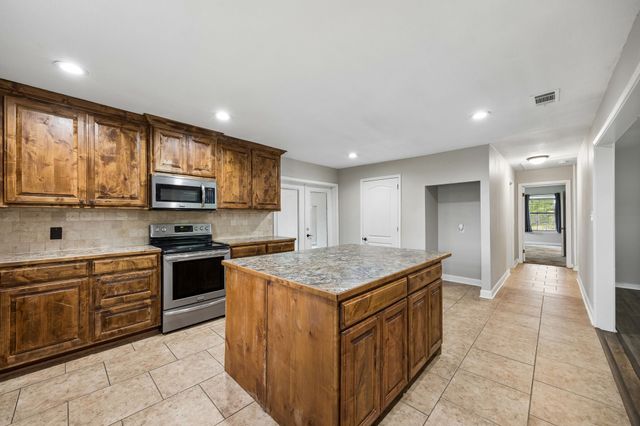 597 E Main Street, Van, TX 75790