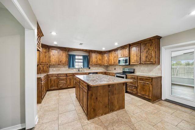 597 E Main Street, Van, TX 75790