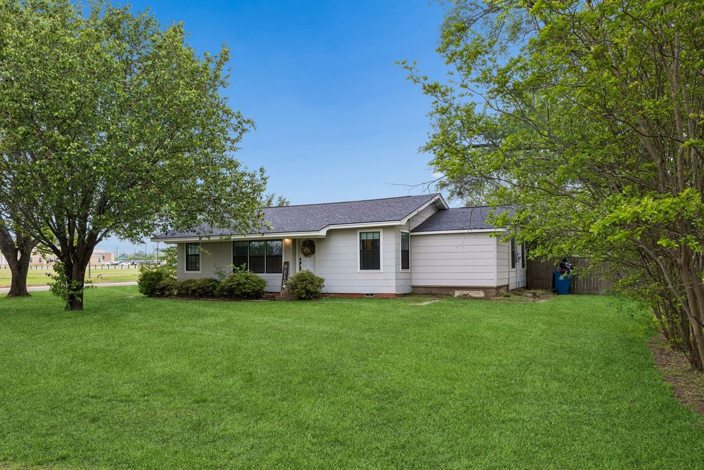 597 E Main Street, Van, TX 75790
