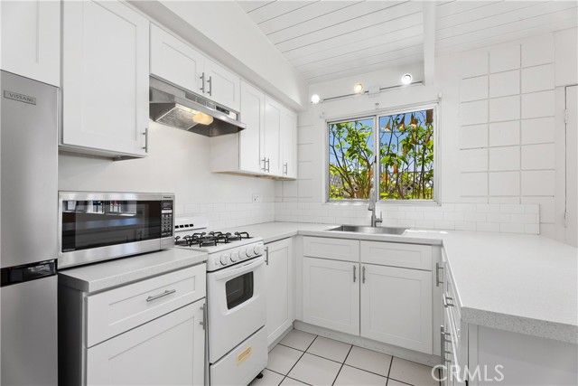 1124 Victoria, Costa Mesa, CA 92627