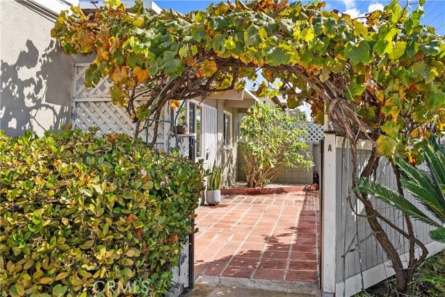 1124 Victoria, Costa Mesa, CA 92627