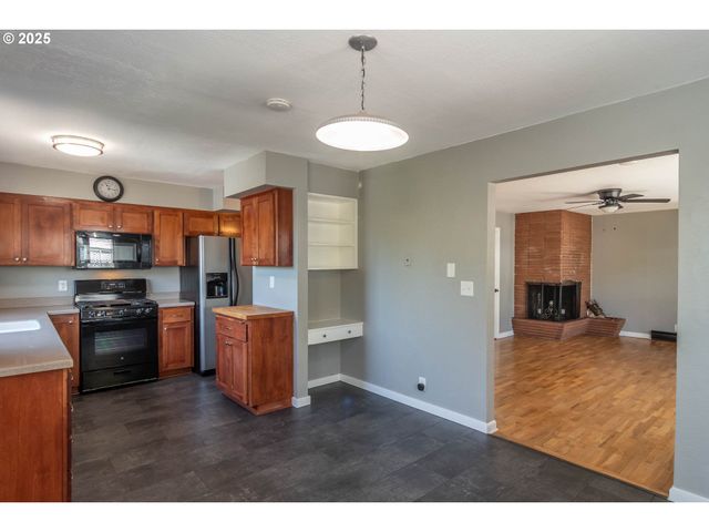 961 Se GLENN St, Roseburg, OR 97470