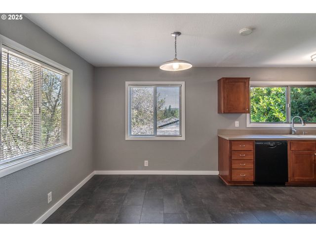 961 Se GLENN St, Roseburg, OR 97470