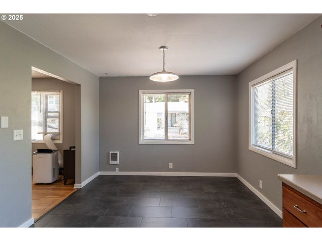 961 Se GLENN St, Roseburg, OR 97470