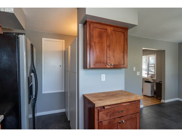 961 Se GLENN St, Roseburg, OR 97470