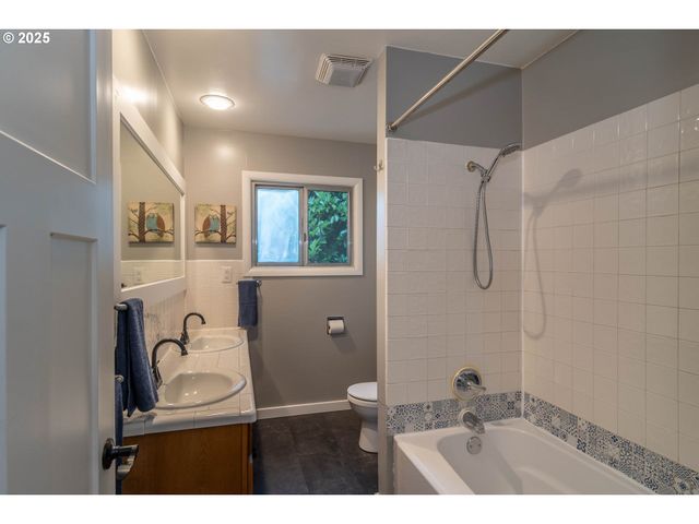 961 Se GLENN St, Roseburg, OR 97470