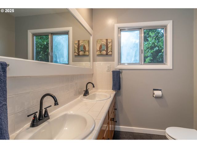 961 Se GLENN St, Roseburg, OR 97470