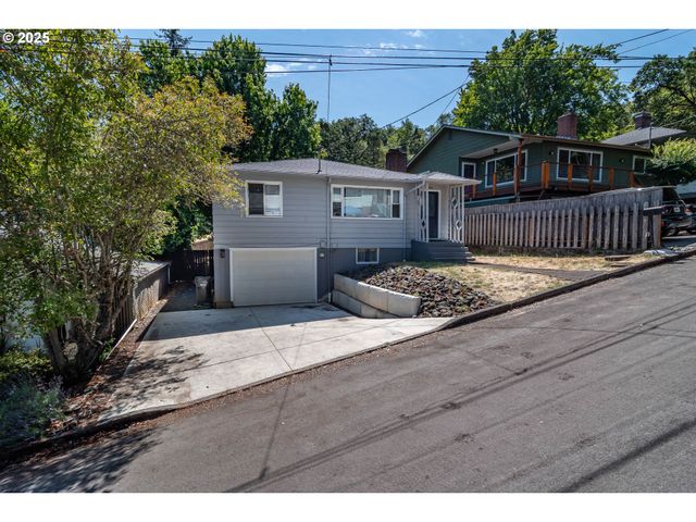 961 Se GLENN St, Roseburg, OR 97470
