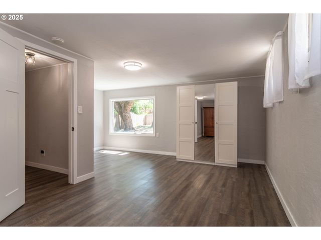 961 Se GLENN St, Roseburg, OR 97470