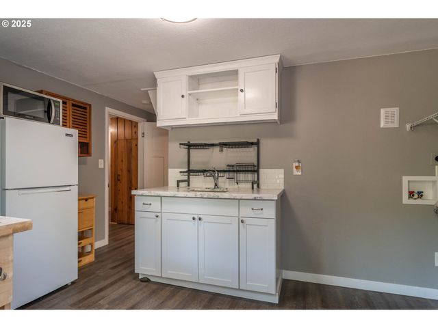 961 Se GLENN St, Roseburg, OR 97470