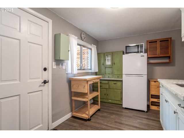 961 Se GLENN St, Roseburg, OR 97470