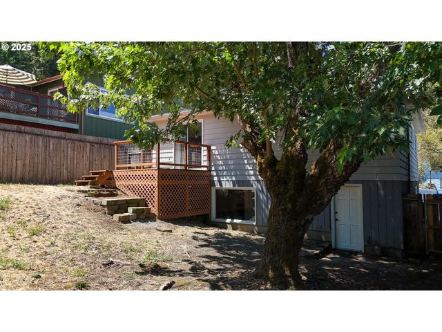 961 Se GLENN St, Roseburg, OR 97470