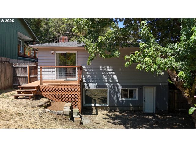 961 Se GLENN St, Roseburg, OR 97470