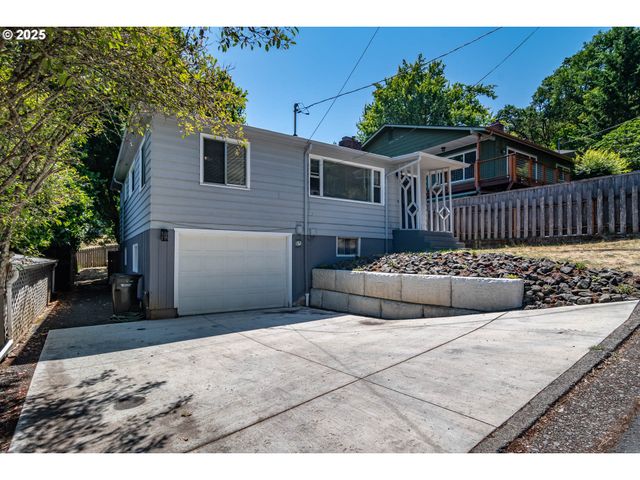 961 Se GLENN St, Roseburg, OR 97470