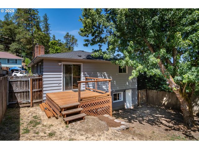 961 Se GLENN St, Roseburg, OR 97470