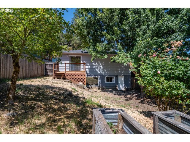 961 Se GLENN St, Roseburg, OR 97470