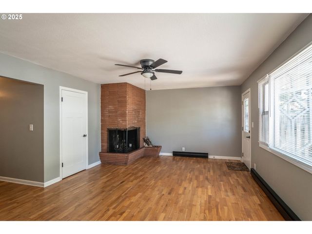961 Se GLENN St, Roseburg, OR 97470