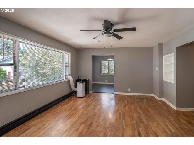961 Se GLENN St, Roseburg, OR 97470