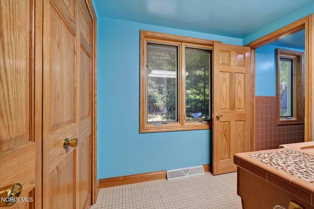 6164 Valley Park Drive, Toledo, OH 43623