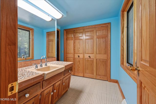 6164 Valley Park Drive, Toledo, OH 43623
