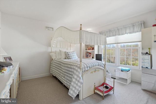 3 HONEYSUCKLE LN, Broomall, PA 19008