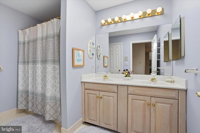 3 HONEYSUCKLE LN, Broomall, PA 19008