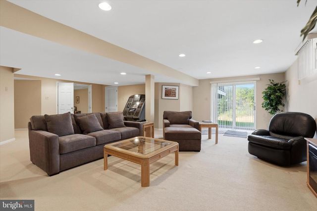 3 HONEYSUCKLE LN, Broomall, PA 19008