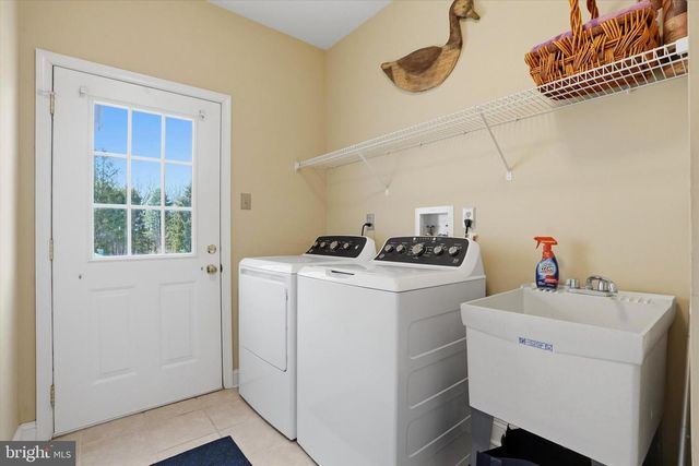 3 HONEYSUCKLE LN, Broomall, PA 19008