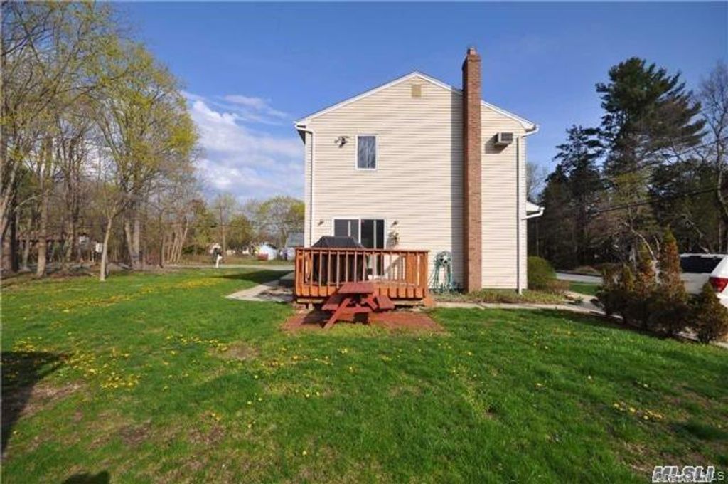 18 Larsen Avenue, Smithtown, NY 11787 — photo 2