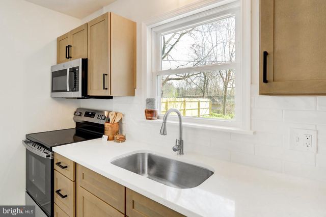 8077 FOX MILL RD, Harrisburg, PA 17112