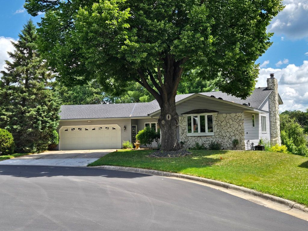 1280 Stassen Drive, West Saint Paul, MN 55118