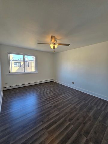 2044 E 72nd Place 3, Chicago, IL 60649
