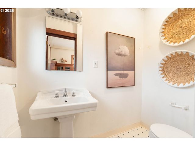2417 Ne 16TH Ave, Portland, OR 97212
