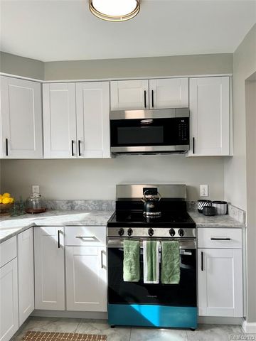 24545 Greenbrier Avenue, Eastpointe, MI 48021