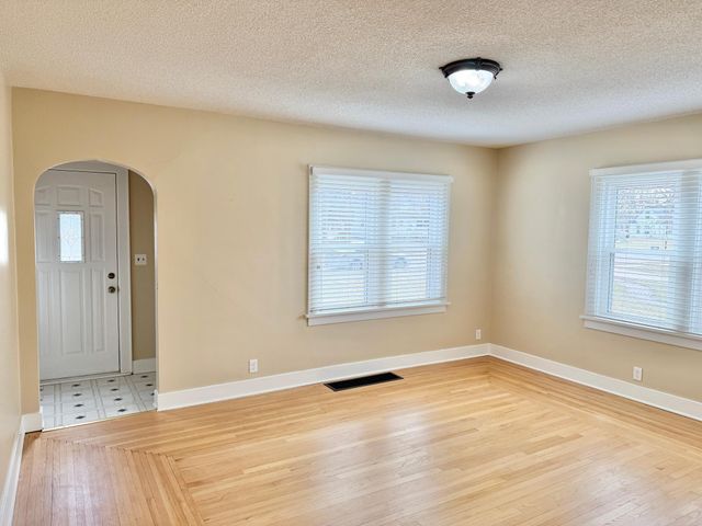 1402 S Broadway Avenue, Albert Lea, MN 56007