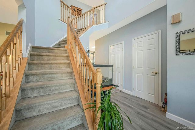 6 Laurel Crescent, Manorville, NY 11949