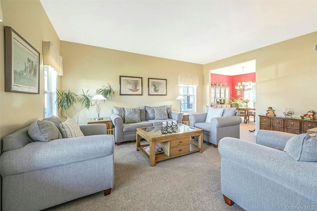 6 Laurel Crescent, Manorville, NY 11949