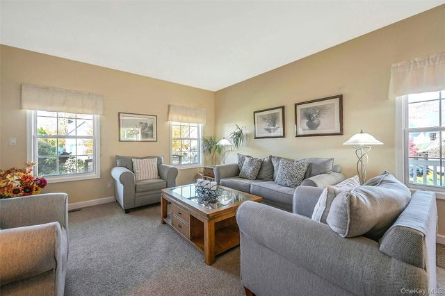 6 Laurel Crescent, Manorville, NY 11949