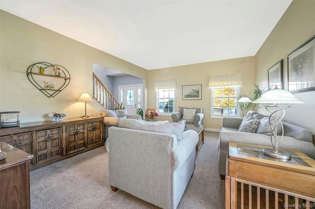 6 Laurel Crescent, Manorville, NY 11949