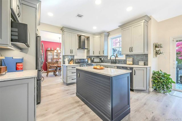 6 Laurel Crescent, Manorville, NY 11949